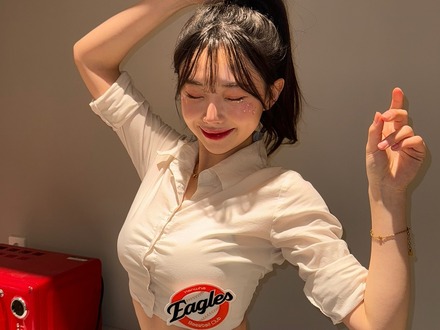 「服小さくない?」「こぼれてしまいそう」韓国チアの夏感じる最新ショットに注目