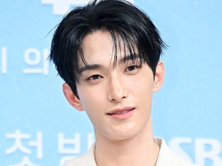 SEVENTEEN・ドギョム、“恋リア番組”の制作発表会に出席!ホワイトコーデで爽やかさ全開
