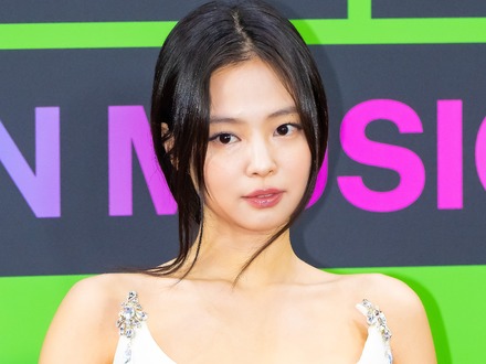 ほぼ見えてる…BLACKPINK・ジェニー、大胆すぎる“スケスケ”衣装で視線強奪「うわあああ」「すごい」