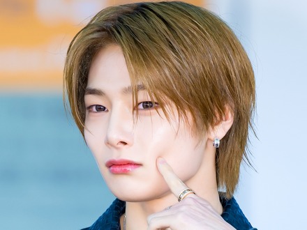 Stray Kids・I.N、シルバーヘアに大胆イメチェン！美形際立つ“短髪ビジュ”で魅了…「超似合う」