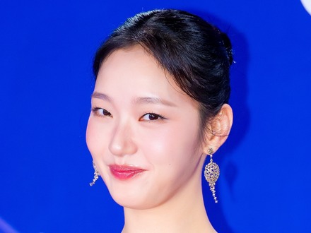 『トッケビ』俳優の愛らしい反応も!女優キム・ゴウン、大賞受賞で家族&仲良し俳優たちが大喜び