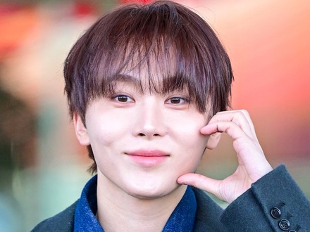 「ワンコになりたい」SEVENTEEN・スングァン、犬を抱いて優しく“なでなで”!自然体な姿にほっこり