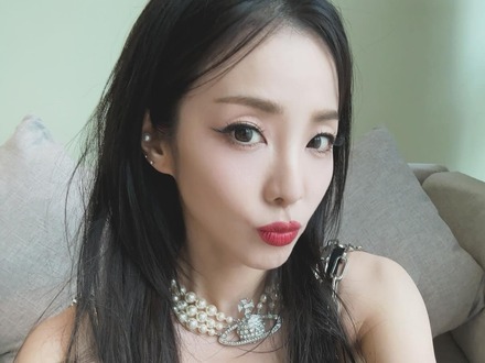 「思い切って全部脱ぐ」発言も話題に、体重37kg公言の韓国美女歌手がスイムウェアでプールサイドに