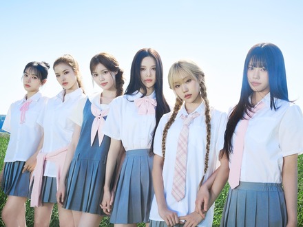 6人6色の制服姿で魅了！izna、日本デビューAL『HANDLE WITH CARE』コンセプトフォト公開