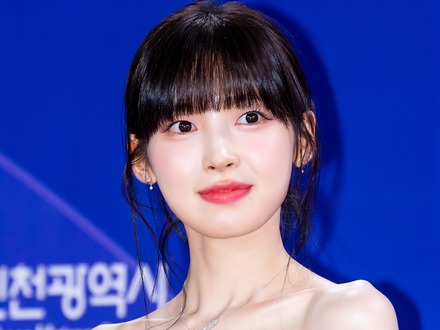 鎖骨がくっきり…アリン、紐なしドレスからのぞく“華奢ボディ”に釘付け「お美しい」「見惚れた」