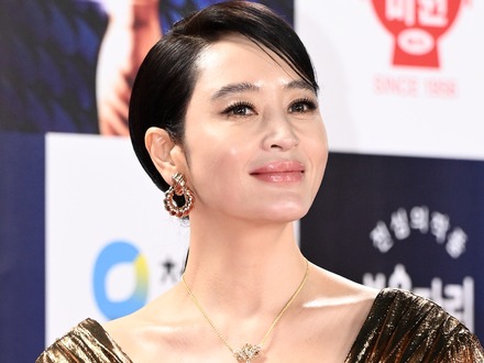 「誰か紹介して」お見合い相手の募集も!?　韓国大物女優（55）、“恋人がいない理由”を赤裸々告白
