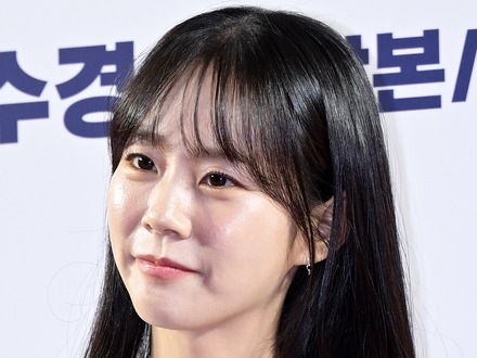 手が震え続けた原因は首のヘルニアだった…KARA・スンヨン、症状の悪化を告白「治療中だ」