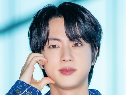 「パリが輝くのは彼の美貌のおかげ」BTS・JIN、“彫刻級”の容貌を存分に見せた単独撮影