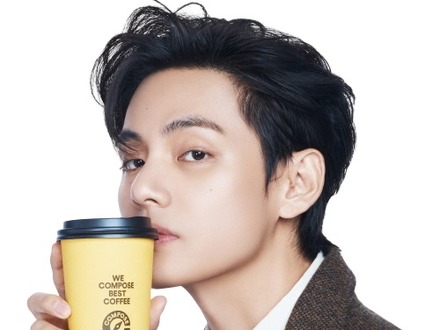 BTS・Vが広告モデル務める韓国コーヒーチェーン、マニラに1号店オープンで東南アジア進出本格化
