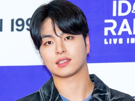 入隊控え“坊主姿”に！iKON・JU-NE、メンバーとの敬礼ショット公開「元気に行ってきます」