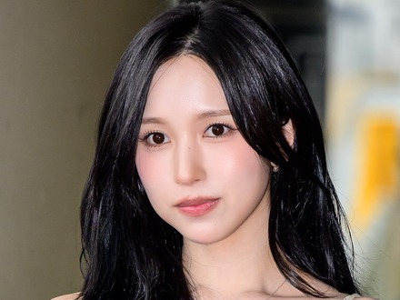 TWICE・ミナ、スリットから“生脚”チラリ…気品あふれるドレス姿で魅了「美しすぎる」「女神」