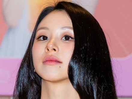 TWICE・チェヨン、2年半前に交際公表の10歳上歌手と破局か 前日にはJYPからの退所を発表
