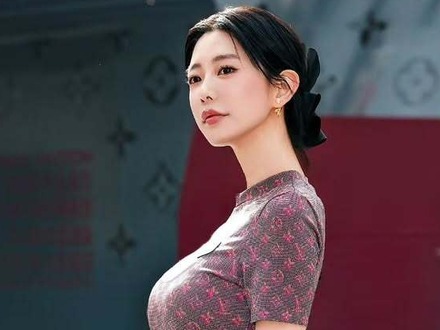 付け根ラインも大胆に…“世界で最も美しい顔”2位のクララ、ハイレッグのスイムウェア姿で圧巻グラマラス