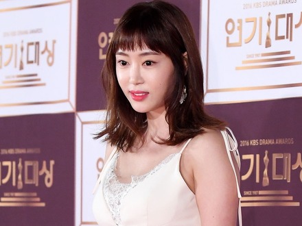 デカすぎて「制服のボタンが弾け飛んでいた」 “整形7回”の韓国女優、幼少期からのコンプレックスを告白