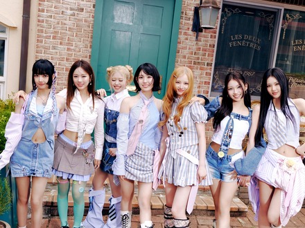 JYPの新ガールズグループ「OURBIRTHDAY」、7人完全体でデビューショー開催へ!サプライズゲストも