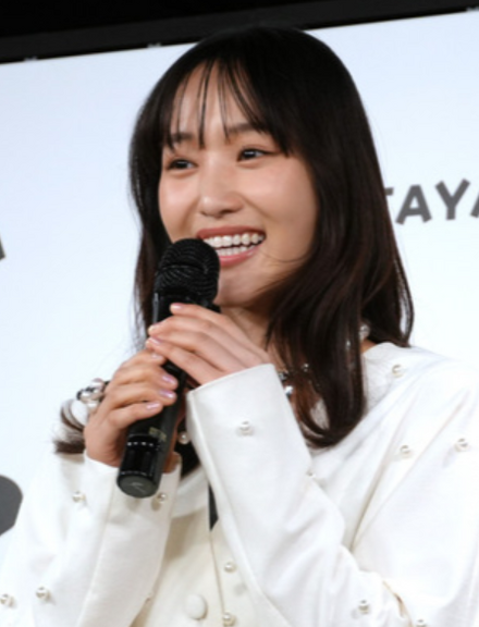 菅井友香【撮影：小宮山あきの】