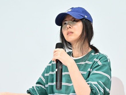 私服姿が度々話題になるミン・ヒジン、今度は“ボトムス失踪”スタイル?笑顔の近況に注目
