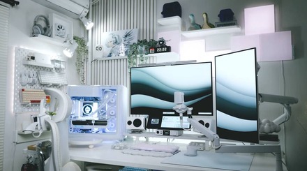 【デスクツアー】徹底的に“白”にこだわった!ガジェット愛が詰まった動画クリエイターの最新デスク