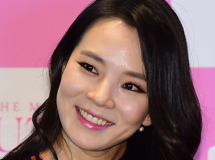 「この男、ベッドではどうなんだ」韓国女性作家、12年前のセクハラを謝罪 「嫌うのはもうやめて」