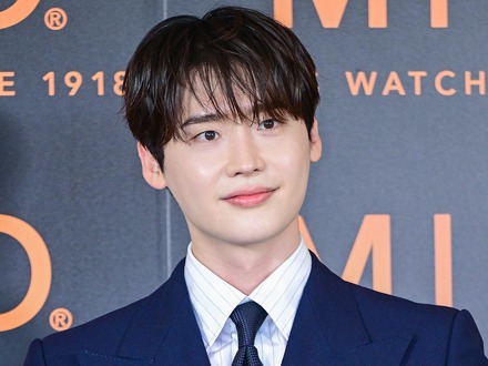 IUと破局から1カ月…俳優イ・ジョンソク、韓国を離れ傷心旅行へ?海外での近況に注目