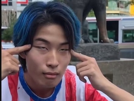 日本人ユーチューバー、韓国人気アイドルに人種差別ジェスチャーで物議 「元々こう」と開き直り