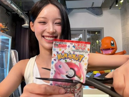 未開封のポケモンカードをハサミで真っ二つに切った韓国アイドル “反日”より気になる価値観のズレ