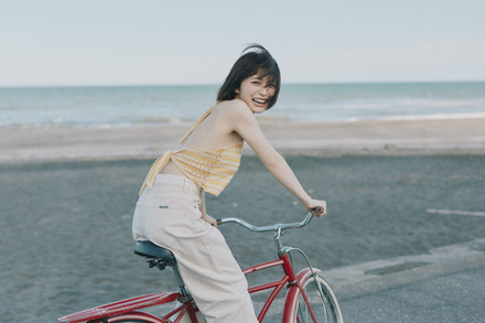 自転車に乗って満開の笑顔を見せる長濱ねる。(写真は本編には掲載していないオリジナルカット)