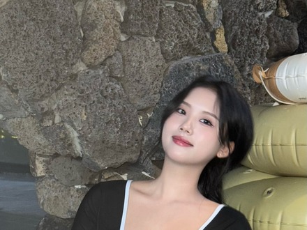 本当に19歳!?サッカーレジェンドの娘イ・ジェシ、オールブラックで際立つプロモデルの存在感