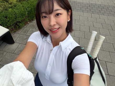 白いテニスウェアを突き破りそう…隠し切れない“くっきり”存在感 離婚した韓国女優のさわやかスタイル