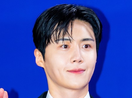 顔をいじりすぎ?俳優キム・ソンホ、近況写真にファンから不満の声「加工は適度に…」