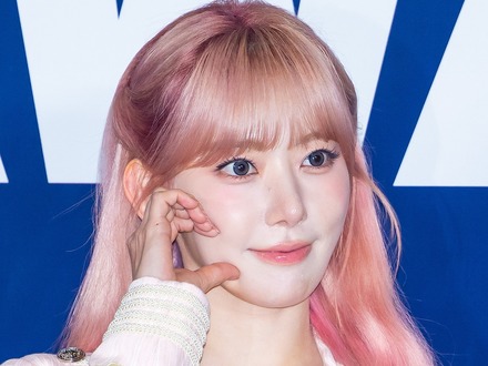 LE SSERAFIM・宮脇咲良、“羊肉串”片手にビールをゴクリ！ほんのりピンクの頬にファン悶絶