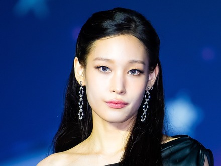 ずり落ちそう…財閥令嬢K-POPアイドル、“紐なし”ワンピで大胆肌見せ!艶やかな色気で魅了