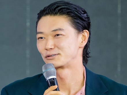 「絶対に見ないで」日本俳優・ 笠松将、“通訳なし”で韓国バラエティに出演!心配よそに流暢な韓国語でトーク