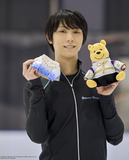 羽生結弦の“伝説の衣装”をまとったプーさんに会える!全国の対象書店で実物展示決定