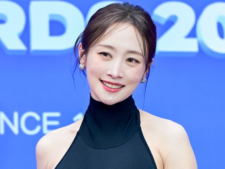 ヴィーナスラインあらわ…KARA・ニコル、“大胆肌見せ”姿に視線集中「ヤバい」「色っぽい」
