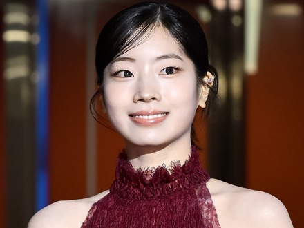 ヴィーナスラインに釘付け…TWICE・ダヒョン、“美背中”まる見えドレスで映画祭に出席「女神だ」