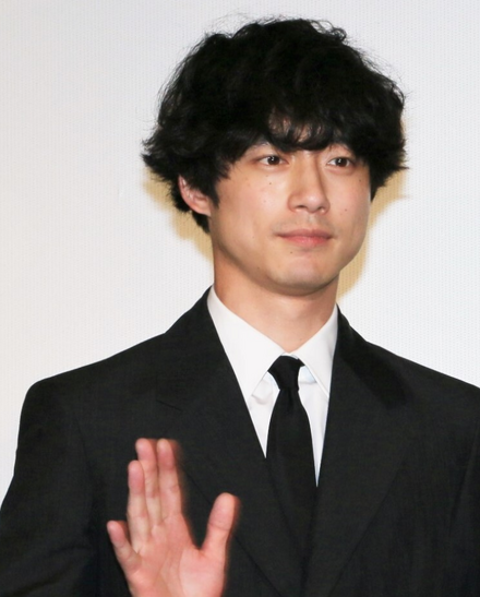 坂口健太郎【撮影:小宮山あきの】