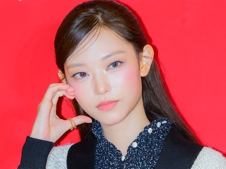 ADOR復帰後初！NewJeans・ヘリン、ついに公の場に登場　変わらぬ美貌で会場魅了