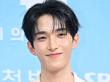 SEVENTEEN・ドギョム、本日(9月8日)入隊…坊主姿で挨拶 シャワーSHOTも公開「行ってきます」