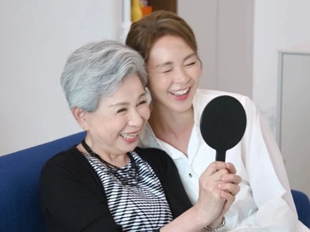 SHIHO、73歳の母親が韓国でテレビ初登場、100歳の祖母と“3世代3ショット”も公開