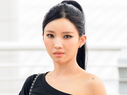 「服どこいった?」インナーなしの“素肌ジャケット”姿…ソヨンの大胆衣装にファン衝撃