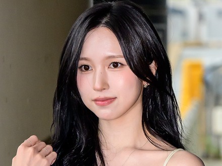 胸元のファスナーを深く下ろし…TWICE・ミナ、インナー透け見えドレスで大人の色香「直視できない」
