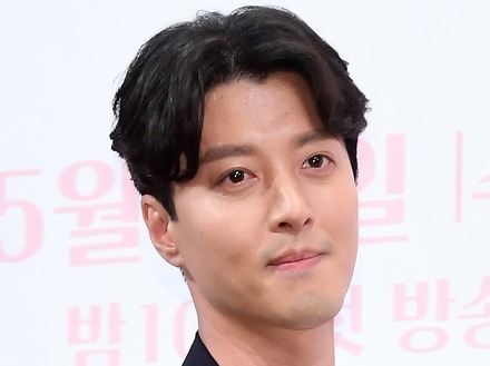 「藻と虫がうじゃうじゃ」韓国俳優、休業したカフェのせいで近隣住民が大迷惑?事務所がコメント