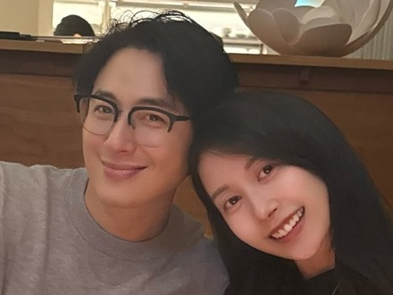 「おデブ妊婦ママ」と自称も47kg…14歳上韓国俳優と結婚の日本人女性、リゾートルック公開