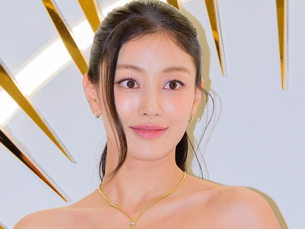 ほぼ紐だけ…TWICE・ジヒョ、“大胆バックレス”衣装で美スタイル披露「危険」「破壊力えぐい」