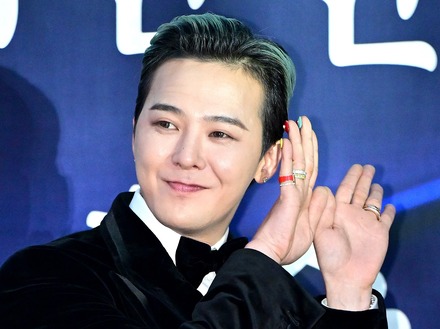 鮮やかな“青髪”でオーラ全開!G-DRAGON、パリで目撃 韓国料理店の店主と笑顔で記念SHOT