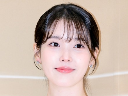 イケメン俳優との破局から2カ月…IU、外国人男性との“甘い2ショット”公開!ベッドで見つめ合う姿も