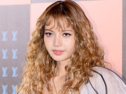BLACKPINK・リサ、“人種差別”表現めぐる騒動を1年越しに謝罪 沈黙の背景にはYGの反対?