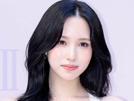 TWICE・ミナ、阪急うめだに降臨!キュートな“認証ショット” に反響「ミナが2人?!」「聖地巡礼しなきゃ」
