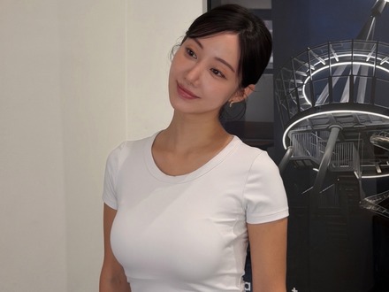布面積少なすぎ!シンママ韓国女優、“ほぼ紐”スイムウェアで魅了… 2児の母とは思えぬボディラインに釘付け